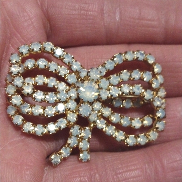 Jewels by Patricia Jewelry - JEWELS BY PATRICIA VINTAGE TRIPLE BOW RHINESTONE GOLD-TONE 2" BROOCH PIN